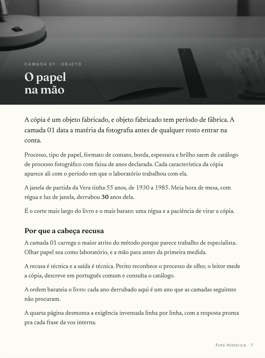 Abertura de camada: Cada camada abre em cena, do papel na mão até o nome dentro do quadro